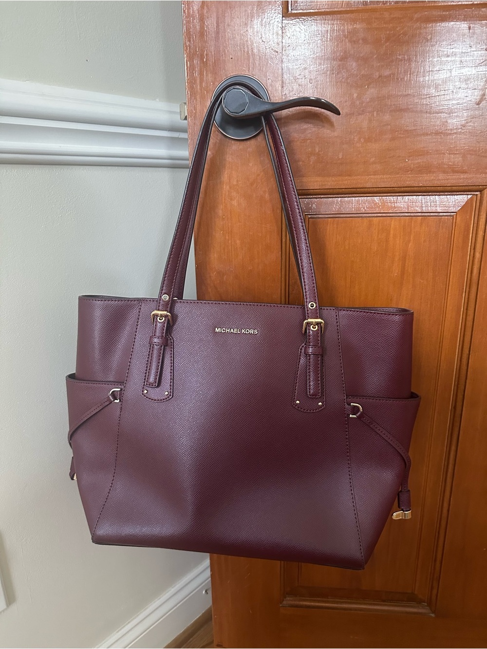 Michael Kors voyager east west tote Merlot